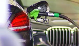 Preţul carburanţilor ar putea creşte din cauza războiului din Orientul Mijlociu. Cu cât se vor scumpi