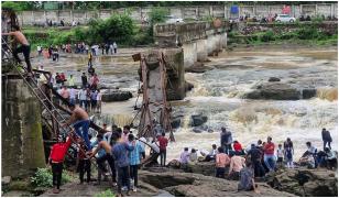 Cel puţin doi morți și 32 de răniți după ce un pod turistic s-a prăbușit într-un râu din India