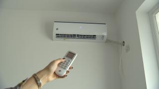 Preţul unui aparat de aer condiţionat în plină caniculă. Instalatorii sunt greu de găsit în această perioadă