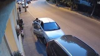 Tineri, filmați cum încearcă să deschidă ușile mașinilor parcate pe o stradă din Cluj. Au găsit una descuiată