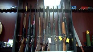 Cum te poți alege cu dosar penal dacă porți o armă albă pentru autoapărare