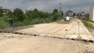 Cum va fi "pulverizat" un pod vechi din Braşov. Construcţia, demolată printr-o metodă inedită