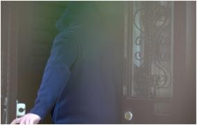 O femeie din Iași s-a trezit cu fostul soț dormind beat în patul ei. S-a întors peste două zile și a bătut-o