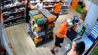 Casieră bătută de fostul soţ, într-un magazin din Ploieşti. Înainte să plece, o mângâie şi o sărută pe cap