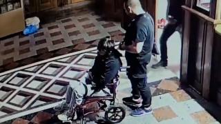 Tinerii care au agresat preoții la Catedrala din Cernăuți au intrat deghizați, unii în scaune cu rotile