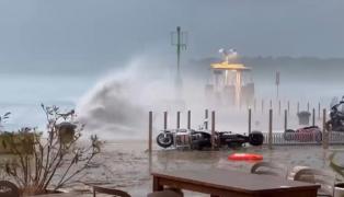 O furtună puternică a adus haosul în vestul Croaţiei. Vijelia a măturat tot ce a întâlnit în cale