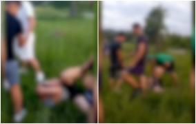 Cinci adolescenți, filmați cum bat un băiat de 12 ani pe un câmp din Bacău. Motivul e halucinant