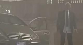 Un şofer de 80 de ani a rămas blocat cu maşina pe Treptele spaniole din Roma. A fost evacuat cu o macara