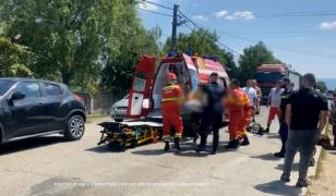 Momentul în care o elevă din Maramureş e lovită de maşină după ce coboară din microbuzul şcolar