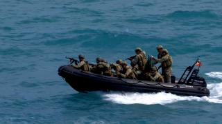Exerciţiu militar pe litoral. Cum se desfășoară o misiune de salvare în cazul unei nave capturate de piraţi