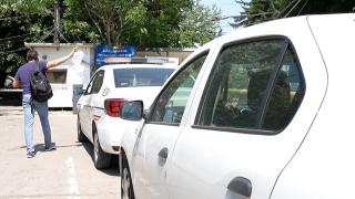 Prima bandă, transformată chiar şi de poliţişti în parcare. "Am stat un minut, frate"