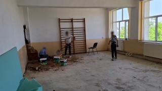 Elevi de 13 ani din Dolj, obligaţi să muncească la reabilitarea sălii de sport ca să treacă la biologie
