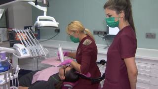 Străinii vin la dentist în România şi fac economii de zeci de mii de euro. Medicii au clienţi şi din SUA