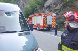 Momente de panică în Defileul Jiului. Microbuz cu 9 călători, lovit de bolovanii desprinşi de pe versanţi