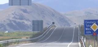 Şoseaua care se strică fără să fie folosită. Nu a fost deschisă niciodată, dar a fost reparată de 2 ori