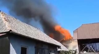 Clipe de groază pentru o familie din Drobeta Turnu Severin. Casa le-a luat foc după un incendiu de vegetaţie