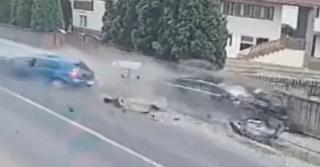 Momentul în care o şoferiţă e izbită în plin de o maşină care circula regulamentar, condusă de un tânăr