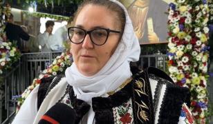 "Am venit în lacrimi şi în genunchi". Zeci de pelerini se roagă la moaştele Sf. Ioan cel Nou de la Suceava