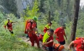 Femeie rănită la picior, salvată din munţii Bucegi. Pentru un alt turist, salvamontiştii au chemat elicopterul