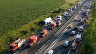 În ce stare se află copiii răniți în accidentul cumplit de pe A2. Un băiețel de 9 ani e intubat la ATI