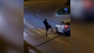 Haos în trafic, Galaţi. Momentul în care un bărbat loveşte mai multe maşini, apoi fuge de poliţie