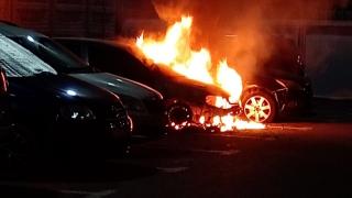 Incendiu violent într-o parcare din Arad. Maşină distrusă complet, focul s-a extins la alt vehicul