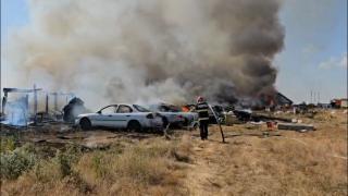 Pericol de explozie în Constanţa, după ce un incendiu violent a cuprins nouă maşini dezafectate şi o magazie