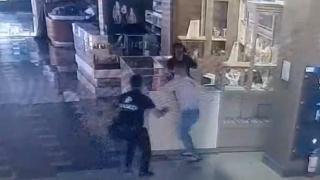 Vânzătoare, atacată cu bestialitate într-un mall din Timişoara. Nimeni nu a intervenit în timp ce era bătută