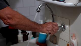 Târnăveni, în situaţie critică după ce a rămas fără apă potabilă de 2 săptămâni. Autorităţile, neputincioase