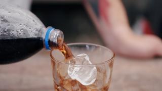 Cât de periculos este consumul de gheaţă în zilele caniculare: Poate duce inclusiv la apariţia unor nevralgii