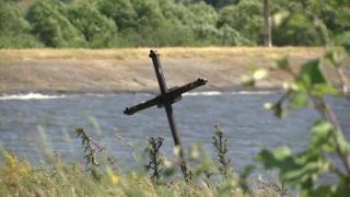 Trei cruci la marginea lacului. Avertisment dur al salvatorilor pentru cei care ignoră riscurile