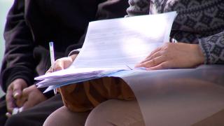 Guvernul va adopta azi schema de ajutor pentru 2 milioane de români. Plafonarea la energie expiră în 3 zile