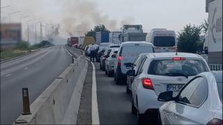 Poliţia a oprit circulaţia pe DN1, după ce o maşină a luat foc. Flăcările au înghiţit şi 10 hectare de grâu