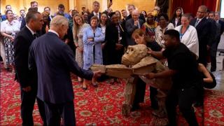 Manifest ecologist despre criza climatică. Regele Charles a dat mâna cu o gorilă din lemn