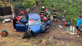 Maşină aruncată pe câmp, după ce s-a ciocnit frontal cu un camion în Vaslui. Șoferul, blocat între fiare