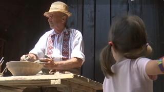 Ion, meşter olar din Gorj, e printre ultimii care mai păstrează vie o tradiţie veche. Operele aduse la Iaşi
