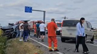 O maşină şi o dubă, impact frontal pe o şosea din Vaslui. Cinci răniţi, între care doi copii de 8 şi 11 ani
