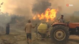 Incendiile fac prăpăd în Turcia. Oamenii din Antalya au încercat să stingă flăcările cu furtunul de grădină