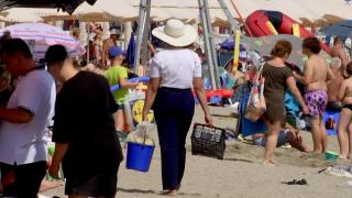 ANPC are comandament pe litoral. Vânzătorii ambulanţi de pe plaje scapă însă de controale