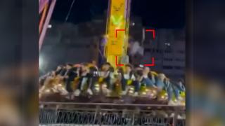 Momentul în care o bucată de metal se desprinde dintr-un carusel plin cu oameni şi cade între scaune, în Bacău