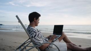 Munca din vacanţă: Administratorii au amenajat deja plajele smart pentru clienţii