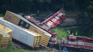 Tren care transporta substanțe periculoase, deraiat în SUA. Mii de litri de combustibil scurși în sol