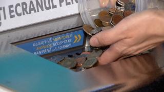 "Bănuţii îi las acolo". Singurele locuri unde românii mai folosesc monedele