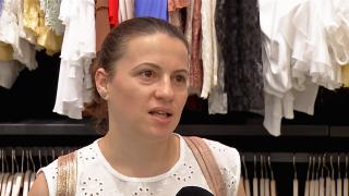 Şi-a cumpărat o rochie de dantelă cu 200 de lei, după ce a prins o reducere de peste 70%