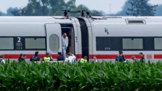 Scene şocante într-un tren din Germania.  Un bărbat înarmat cu un topor şi cu un ciocan a atacat călătorii