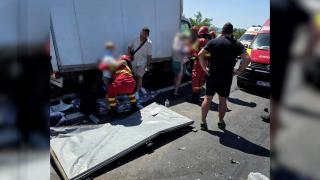 Carambol în Timiş. Cinci maşini, o camionetă şi un TIR s-au izbit pe A1. Mai mulţi răniţi