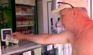 Turiştii profită de sejurul pe litoral înainte să dea piept cu scumpirile. Cât costă acum meniul pe plajă 