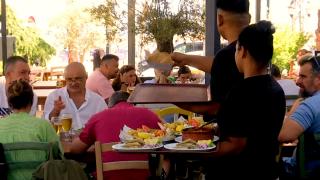 Comparaţie între preţurile la şezlonguri, mâncare şi bere la Mamaia faţă de Grecia