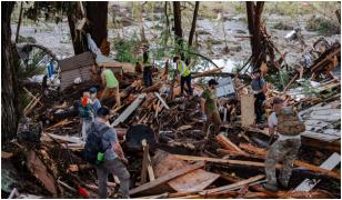 Inundaţii apocaliptice în Texas. O mamă şi fiica ei s-au refugiat pe acoperiş ca să scape de şuvoaie