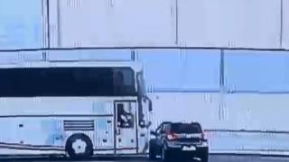 Accident de groază între o maşină şi un autocar plin cu pasageri ucraineni. O femeie a ajuns la spital